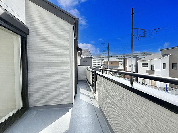 ■ 心地よい風と光を感じる、くつろぎのバルコニー