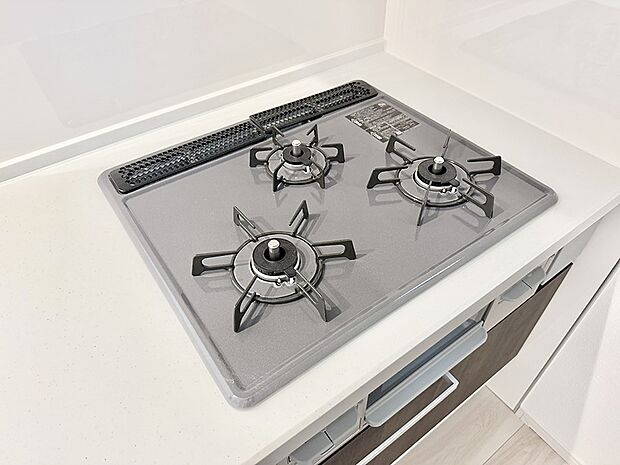 ■3口コンロのシステムキッチンで料理の手順もスムーズに