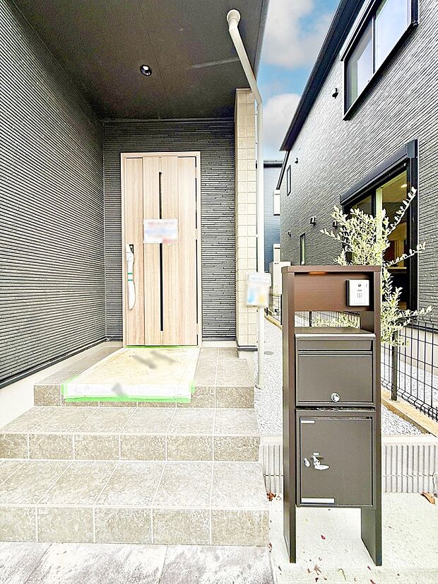 ■ シンプルで美しく、住まいの第一印象を彩る玄関です