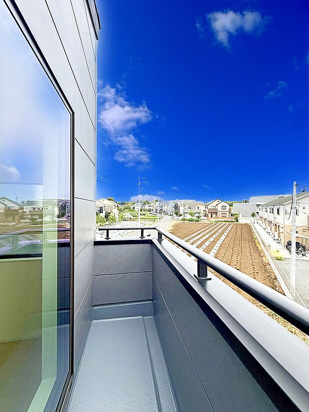 ■ 自然を身近に感じる、開放的なバルコニー