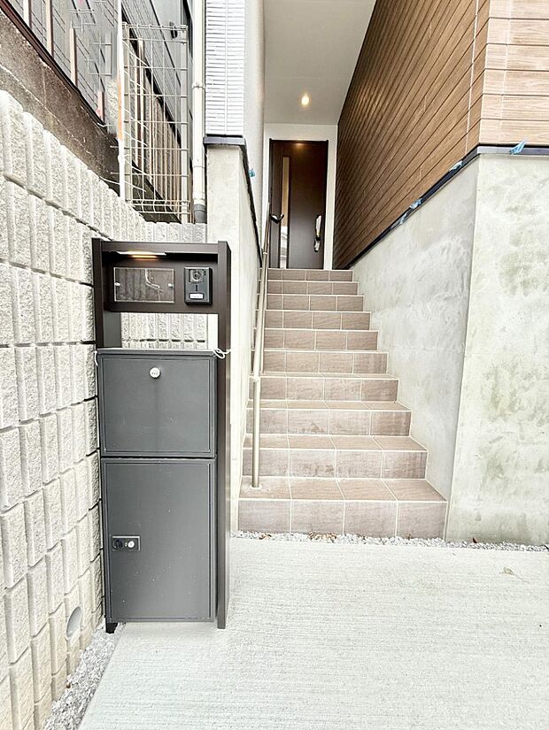 ■ シンプルで美しく、住まいの第一印象を彩る玄関です