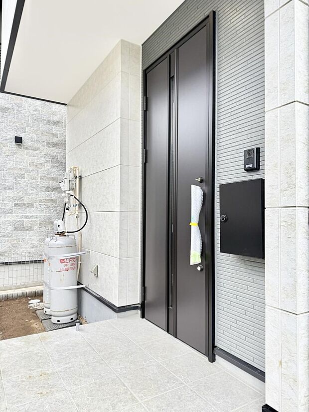 ■ シンプルで美しく、住まいの第一印象を彩る玄関です