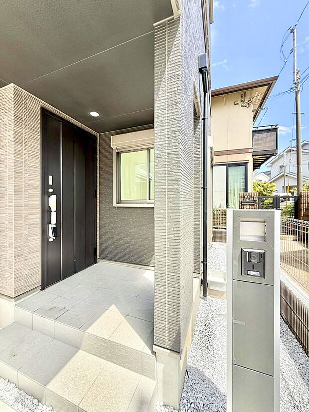 ■ シンプルで美しく、住まいの第一印象を彩る玄関です