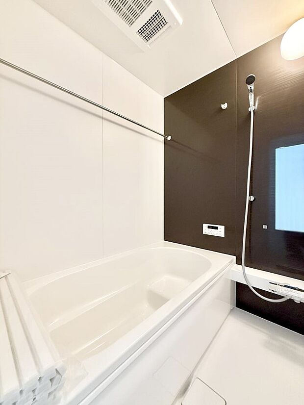 ■落ち着いた色合いの壁面、ゆっくり寛げるバスルーム