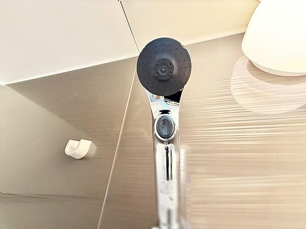 ■手元で簡単に止水できるため、水の無駄遣いを減らすことができます。