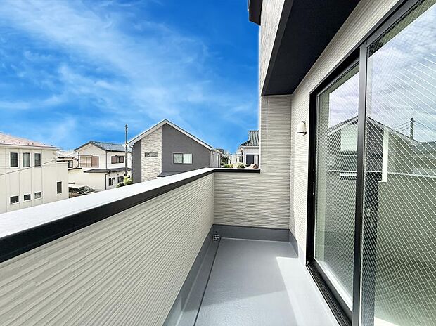 ■ 心地よい風と光を感じる、くつろぎのバルコニー