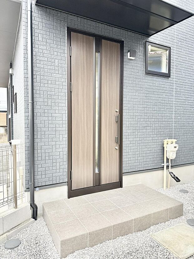 ■ シンプルで美しく、住まいの第一印象を彩る玄関です
