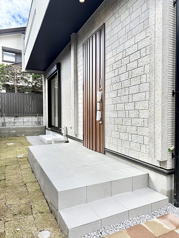 ■ シンプルで美しく、住まいの第一印象を彩る玄関です