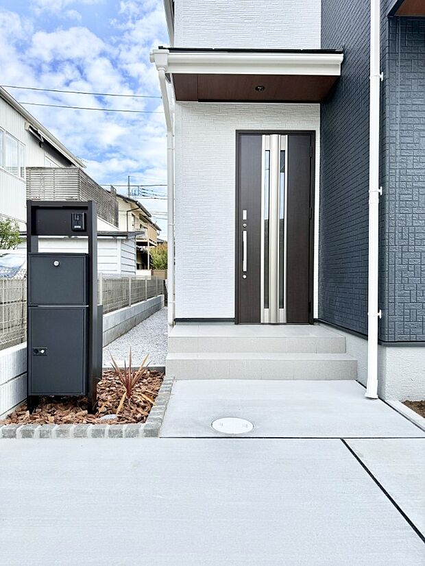 ■ シンプルで美しく、住まいの第一印象を彩る玄関です