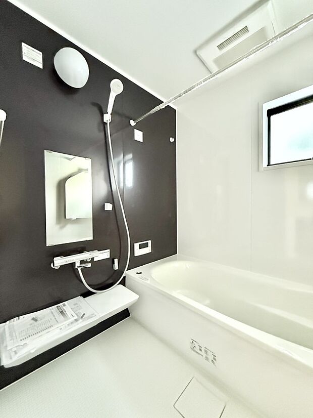 ■落ち着いた色合いの壁面、ゆっくり寛げるバスルーム