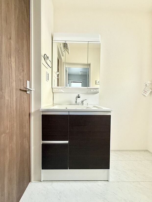 ■明るい洗面所は毎朝の歯磨きも楽しくできちゃいそうです♪