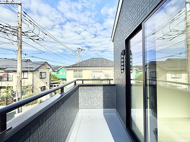 ■ 心地よい風と光を感じる、くつろぎのバルコニー