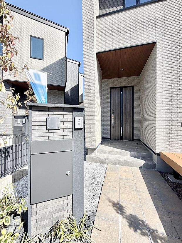 ■ シンプルで美しく、住まいの第一印象を彩る玄関です