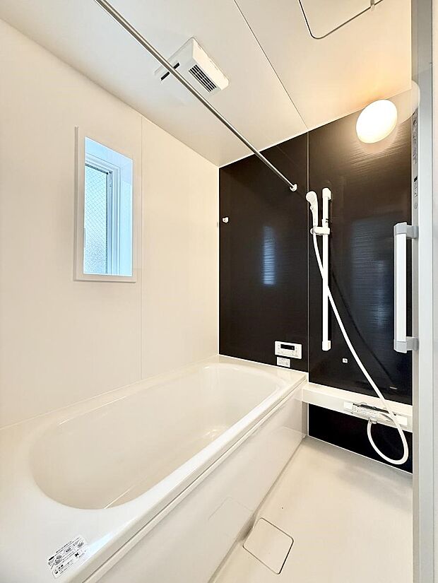 ■落ち着いた色合いの壁面、ゆっくり寛げるバスルーム