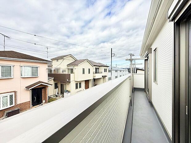 ■ 心地よい風と光を感じる、くつろぎのバルコニー