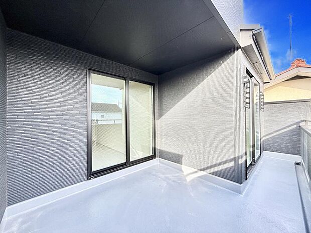 ■ 自然を身近に感じる、開放的なバルコニー