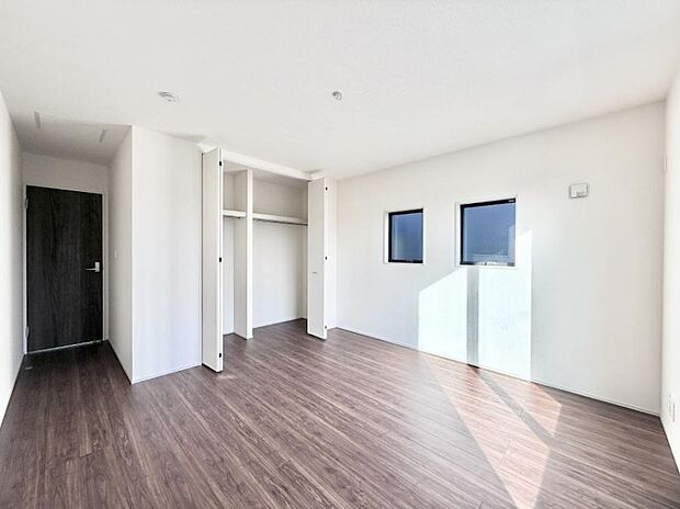 ■シンプルな空間で、収納付きベッドやデスクなど、多機能な家具を活用しやすいです