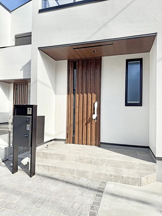 ■ 心地よい暮らしへとつながる、温かい玄関