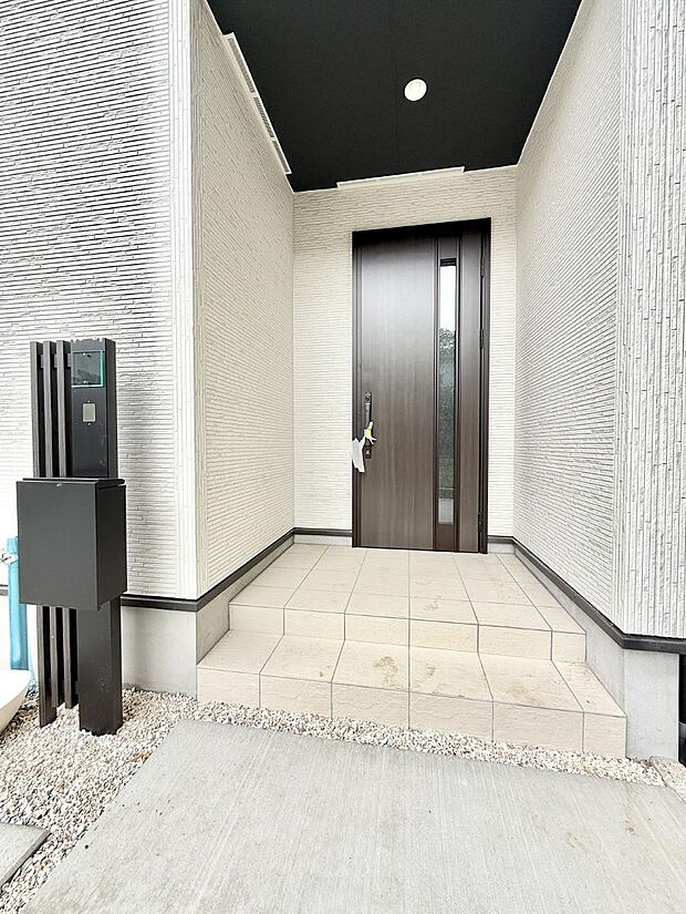 ■ シンプルで美しく、住まいの第一印象を彩る玄関です