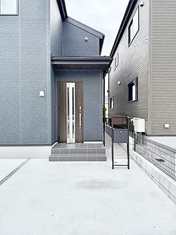 ■ 心地よい暮らしへとつながる、温かい玄関