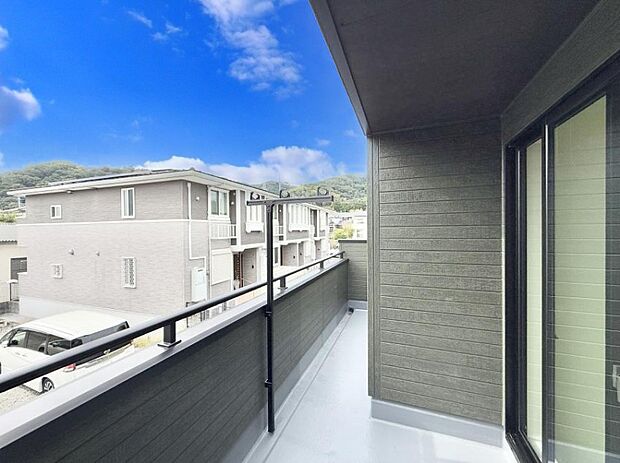 ■ 自然を身近に感じる、開放的なバルコニー