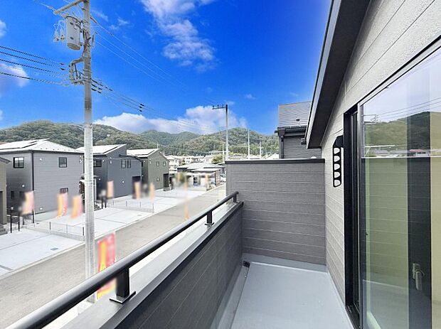 ■ 心地よい風と光を感じる、くつろぎのバルコニー