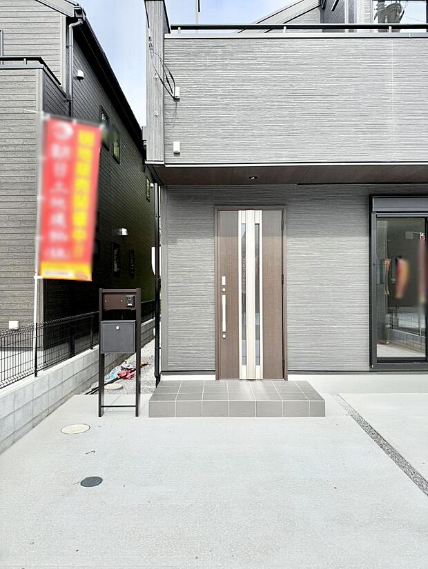 ■ シンプルで美しく、住まいの第一印象を彩る玄関です