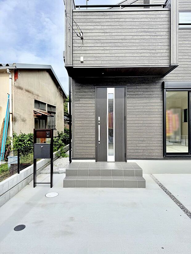 ■ シンプルで美しく、住まいの第一印象を彩る玄関です