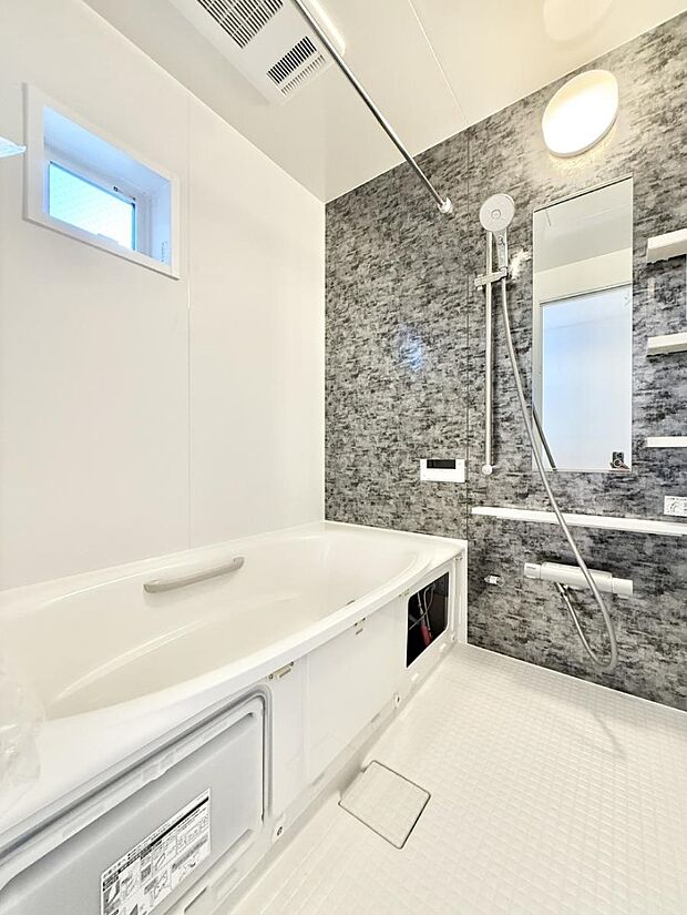 ■落ち着いた色合いの壁面、ゆっくり寛げるバスルーム