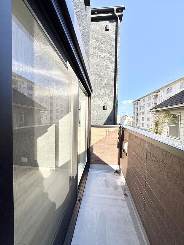 ■ 心地よい風と光を感じる、くつろぎのバルコニー