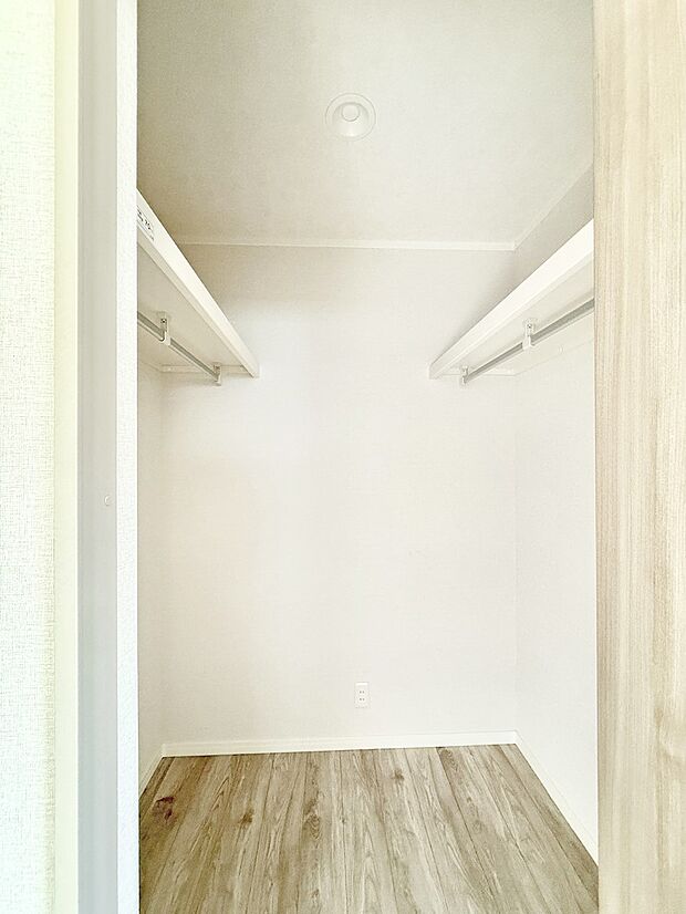 ■季節の洋服も、思い出の小物もすっきり収納できるウォークインクローゼット付