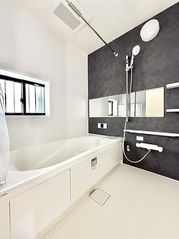 ■落ち着いた色合いの壁面、ゆっくり寛げるバスルーム