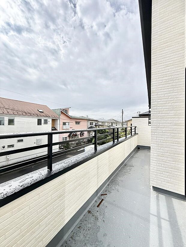 ■ 心地よい風と光を感じる、くつろぎのバルコニー