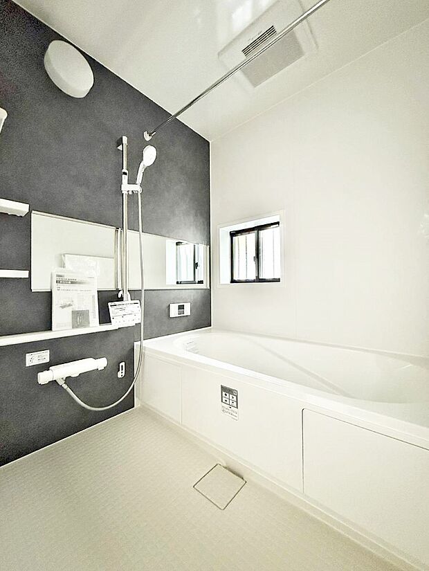 ■落ち着いた色合いの壁面、ゆっくり寛げるバスルーム