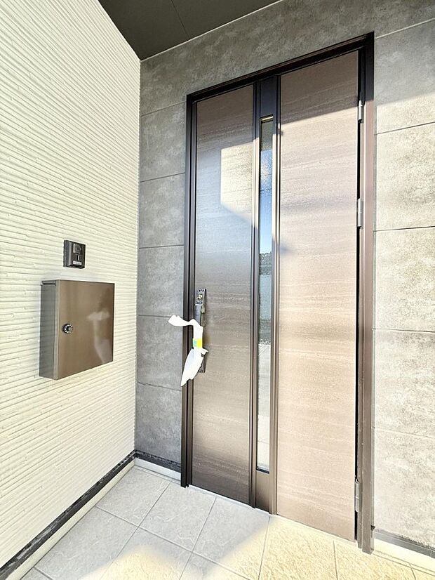 ■ シンプルで美しく、住まいの第一印象を彩る玄関です