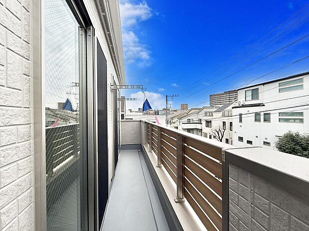 ■ 心地よい風と光を感じる、くつろぎのバルコニー