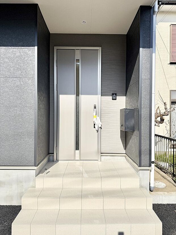 2号棟 ■ シンプルで美しく、住まいの第一印象を彩る玄関です
