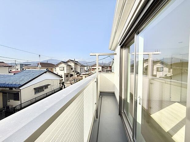 ■ 心地よい風と光を感じる、くつろぎのバルコニー