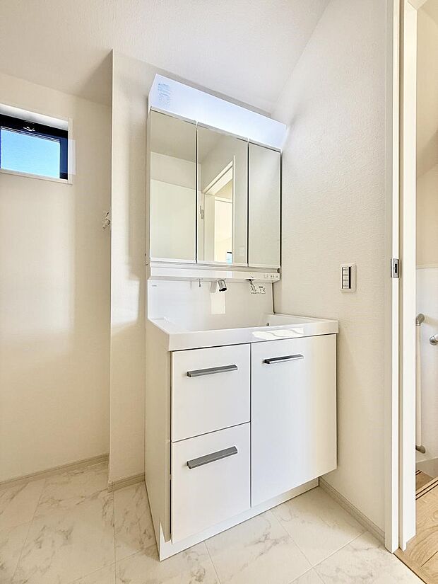 ■明るい洗面所は毎朝の歯磨きも楽しくできちゃいそうです♪