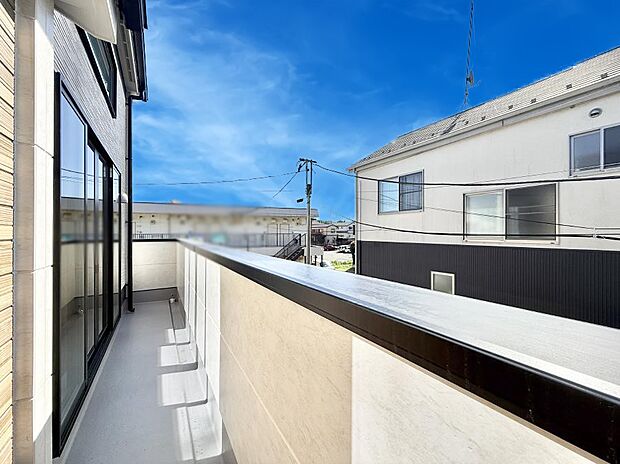 ■ 心地よい風と光を感じる、くつろぎのバルコニー