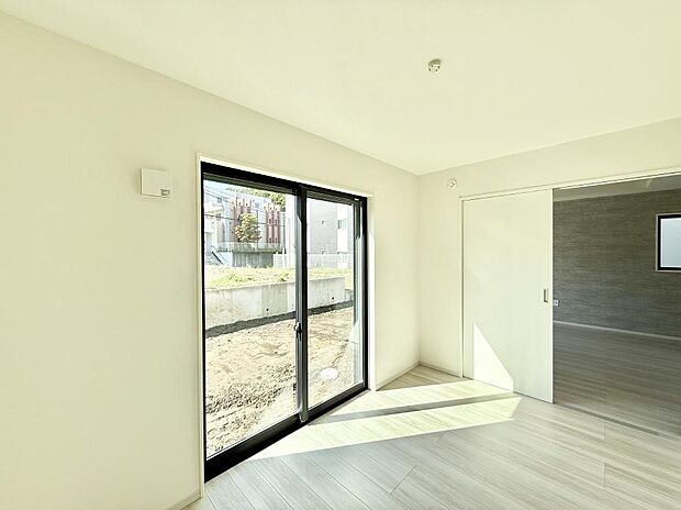 2号棟 ■シンプルな空間で、収納付きベッドやデスクなど、多機能な家具を活用しやすいです