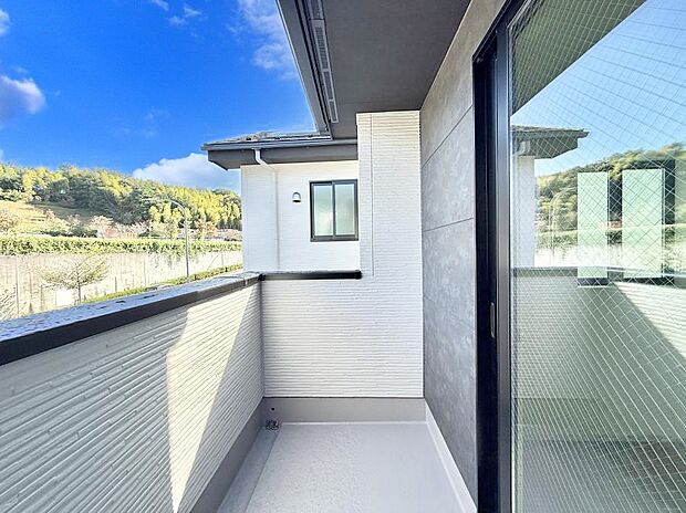 ■ 自然を身近に感じる、開放的なバルコニー