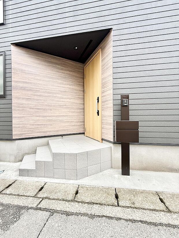 ■ シンプルで美しく、住まいの第一印象を彩る玄関です