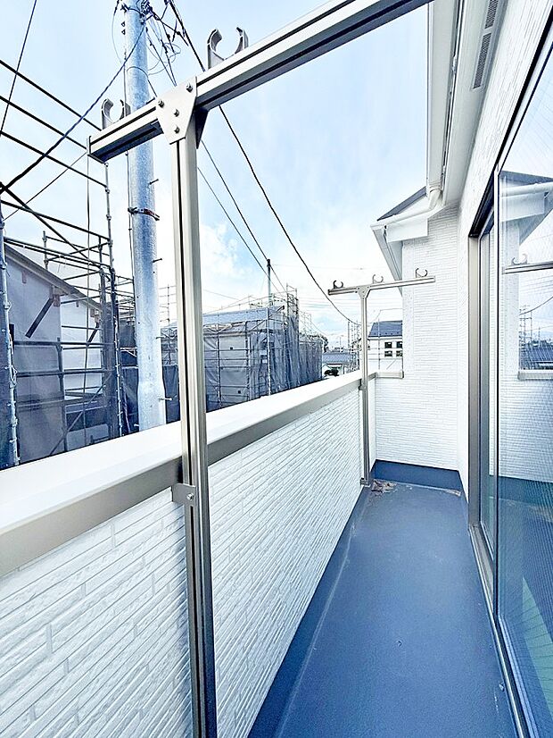 ■ 心地よい風と光を感じる、くつろぎのバルコニー