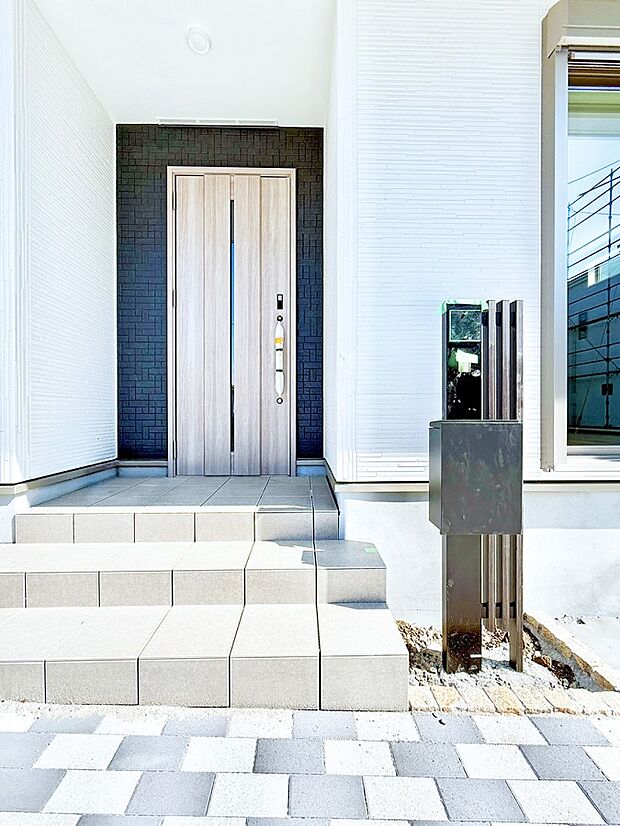 ■ シンプルで美しく、住まいの第一印象を彩る玄関です