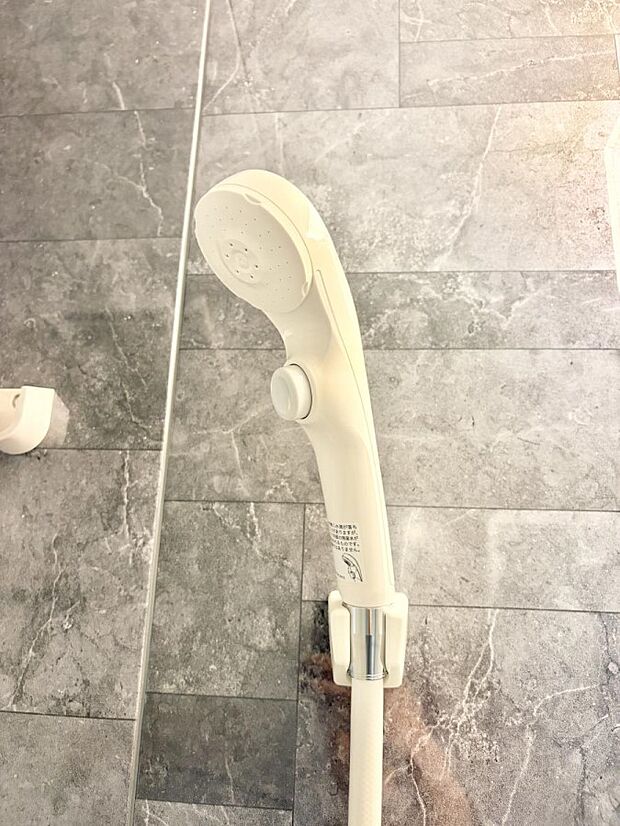 ■手元で簡単に止水できるため、水の無駄遣いを減らすことができます。
