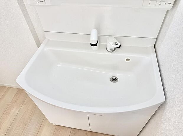 ■細かい部分まで洗いやすく便利なハンドシャワー付き