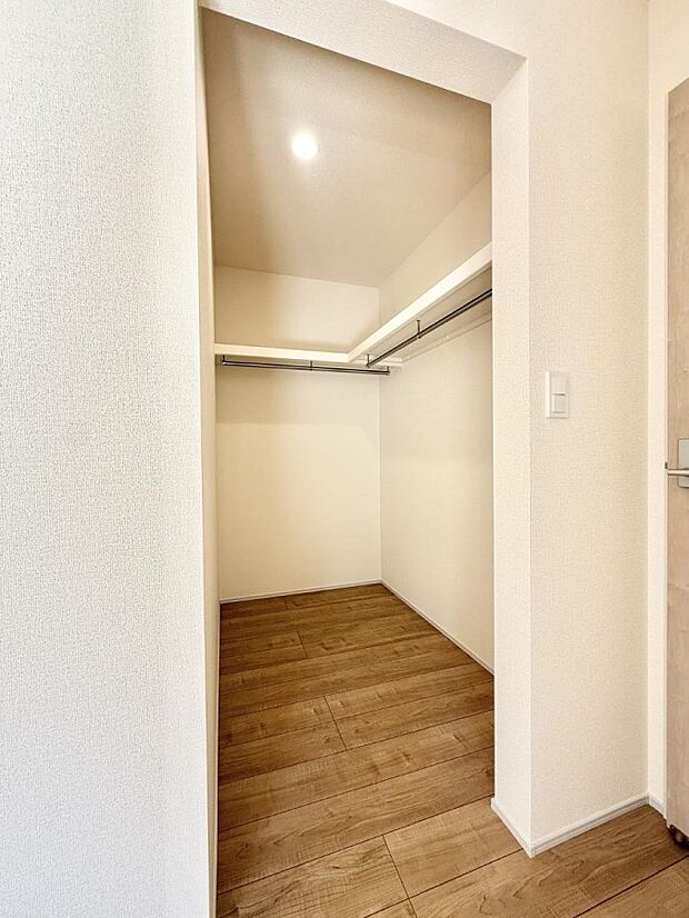 ■季節の洋服も、思い出の小物もすっきり収納できるウォークインクローゼット付
