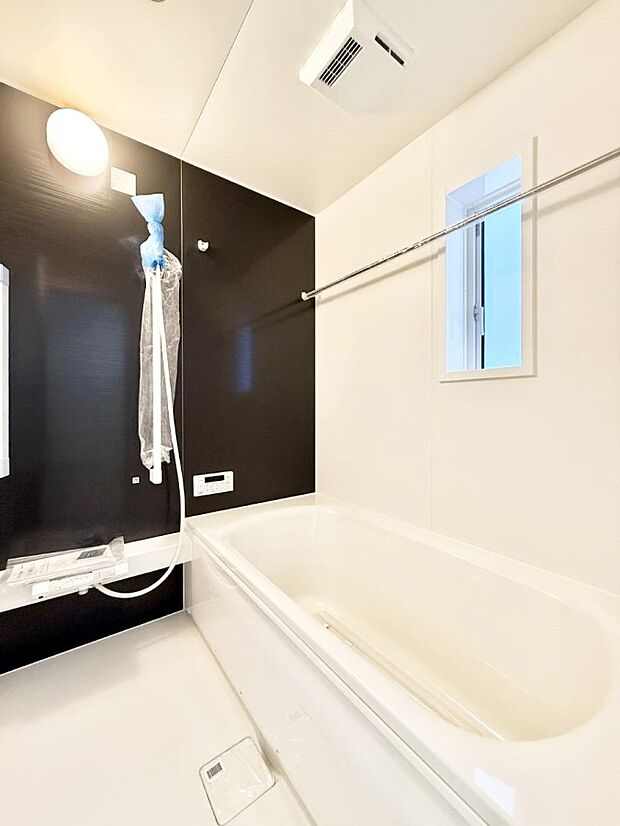 ■落ち着いた色合いの壁面、ゆっくり寛げるバスルーム