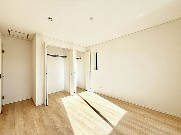 ■シンプルな空間で、収納付きベッドやデスクなど、多機能な家具を活用しやすいです